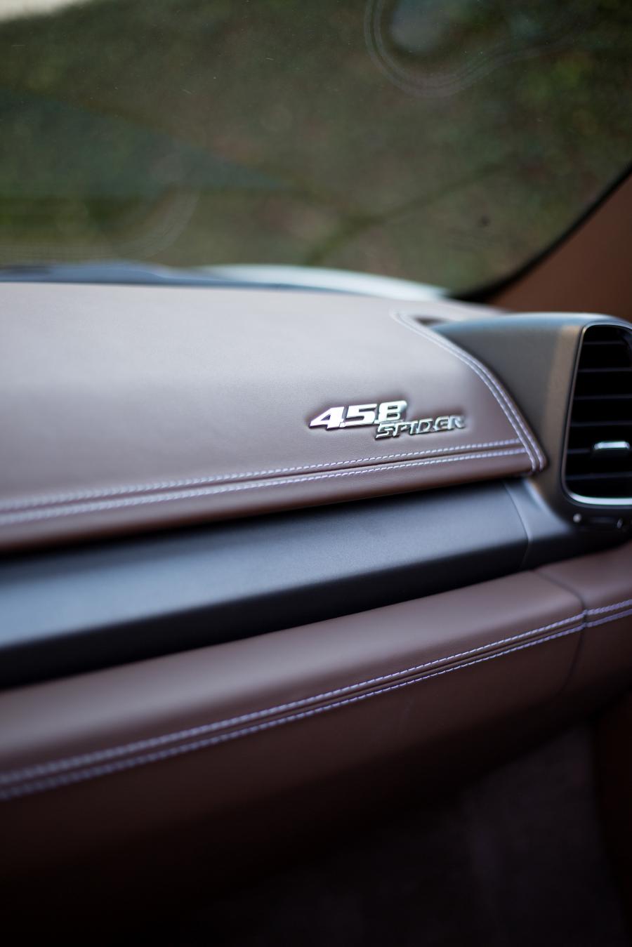 Детали интерьера Ferrari 458 Spider 2012 года  (NA) (фото 9 из 27)